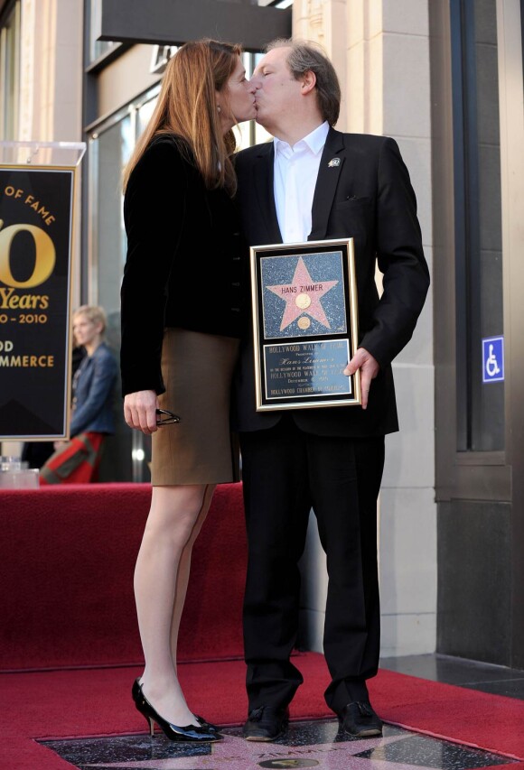 Hans Zimmer, ici avec sa femme Suzanne, honoré par ses pairs, obtient son étoile sur le Walk of Fame de Hollywood Boulevard, à Los Angeles, le 8 décembre 2010.