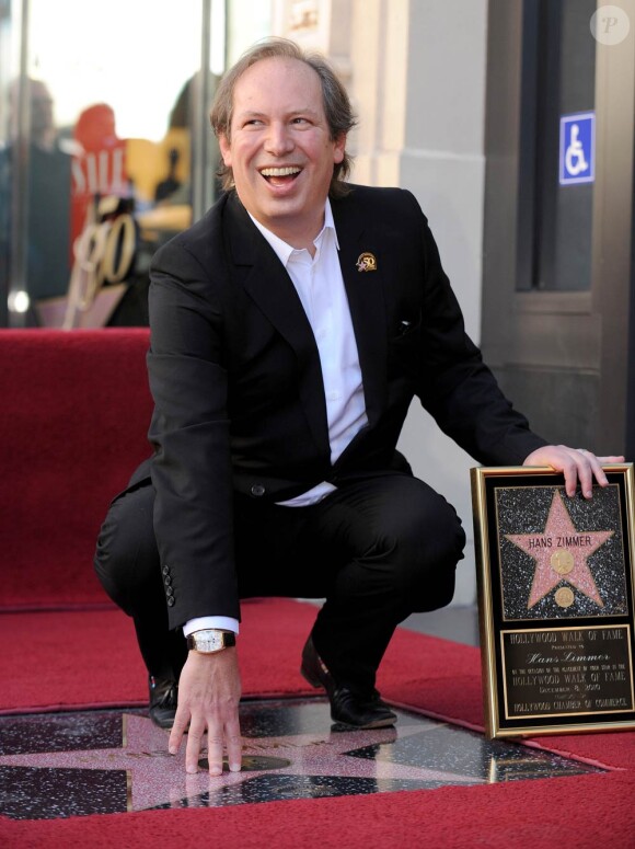 Hans Zimmer, honoré par ses pairs, obtient son étoile sur le Walk of Fame de Hollywood Boulevard, à Los Angeles, le 8 décembre 2010.