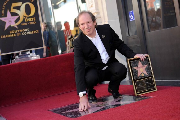Hans Zimmer, honoré par ses pairs, obtient son étoile sur le Walk of Fame de Hollywood Boulevard, à Los Angeles, le 8 décembre 2010.