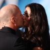 C'est un baiser langoureux qu'echangent l'acteur Bruce Willis et le top Emma Heming, mariés depuis un an déjà!