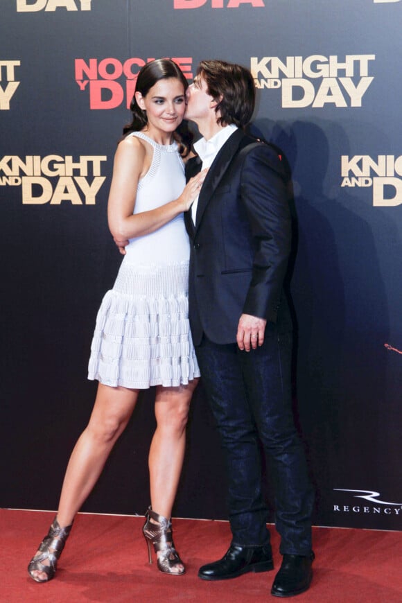 L'acteur Tom Cruise embrasse amoureusement sa femme, Katie Holmes. Les parents de la petite Surie sont manifestement bienheureux!!