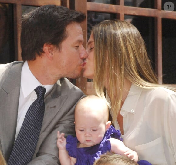 Mark Wahlberg et l'ex-top Rhea Durham﻿ s'embrassent passionnément. Leur petite fille née le 11 janvier dernier nage dans le bonheur!