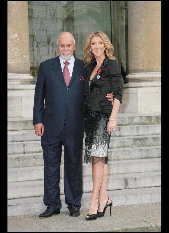 Céline Dion, le 23 mai 2008, lors de la remise de sa Légion d'honneur par Nicolas Sarkozy, à Paris. Son époux René Angélil est de la partie.