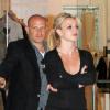 Britney Spears fait du shopping entourée d'un garde du corps, lundi 6 décembre, à Los Angeles.