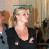 Britney Spears fait du shopping entourée d'un garde du corps, lundi 6 décembre, à Los Angeles.