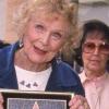 L'actrice centenaire de Titanic, Gloria Stuart, recevant son étoile à Hollywood avec James Cameron en 2000.