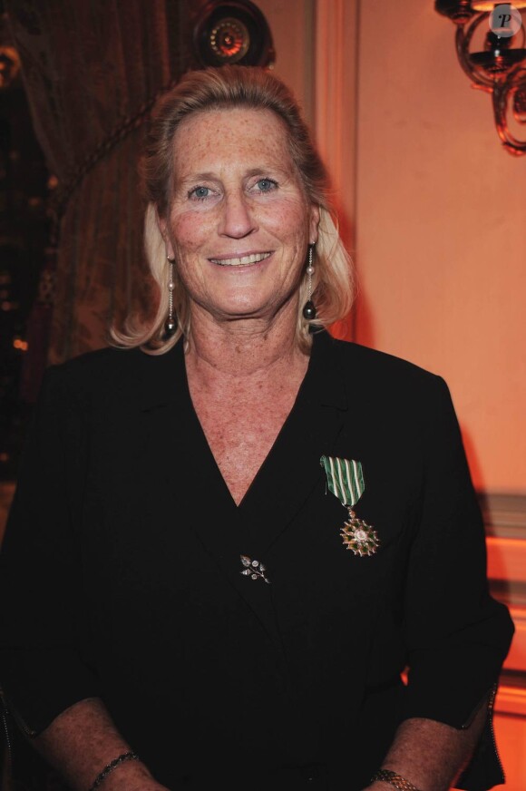 Véronique André lors de la remise de ses insignes de Chevalier dans l'Ordre des Arts et Lettres. Paris, le 13/12/2010