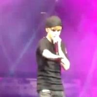Justin Bieber pris d'un fou rire sur scène... Se moquerait-il de son public ?
