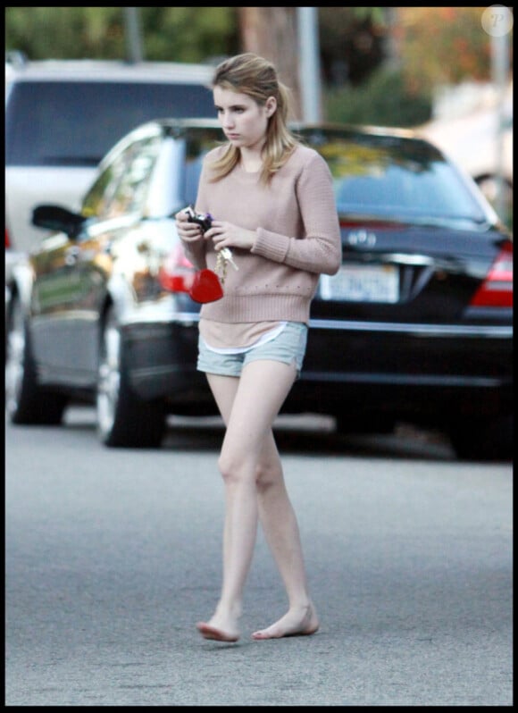 Emma Roberts pieds nus dans la rue près d echez elle à Los Angeles, le 12/12/10