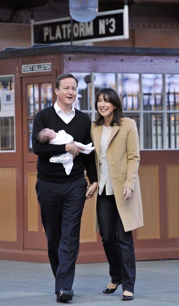 Le 24 août, le premier ministre anglais David Cameron et son épouse Samantha Sheffield, 39 ans, ont accueilli une petite fille, prénommée Florence Rose Endellion, leur quatrième enfant.﻿