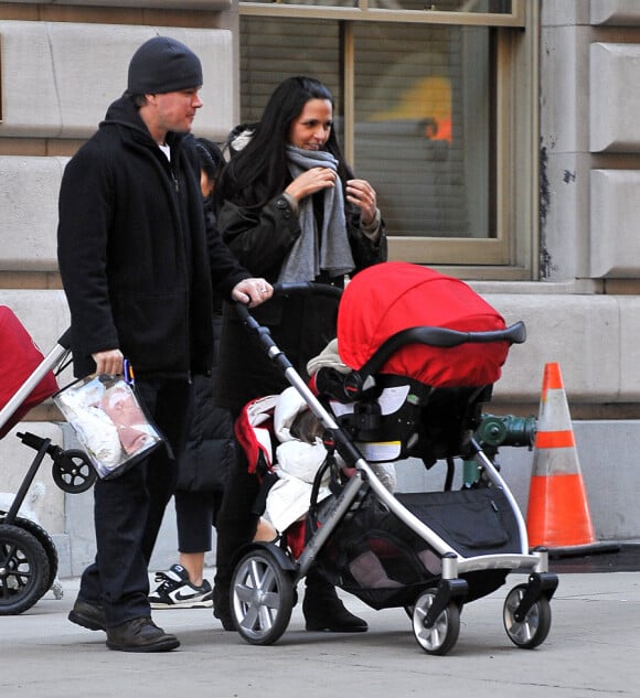 Matt Damon, 40 ans, marié à la ravissante Luciana Bozan, avec qui il a eu deux enfants - Isabella, 4 ans, et Gia Zavala, 2 ans -, est devenu papa pour la troisième fois d'une petite Stella, en octobre.﻿