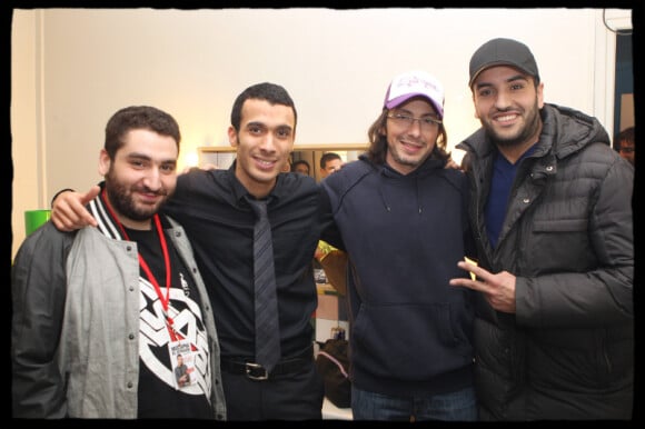 Mustapha El Atrassi a reçu la visite de ses amis lors de son passage par  La Cigale, lundi 20 décembre : Mouloud Achour, Florian Gazan et Kamel le magicien (Le Grand Journal) en faisaient partie.