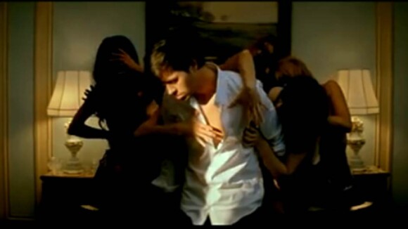 Enrique Iglesias très cru, vraie bête de sexe dans "Tonight (I'm fuckin' you)" !