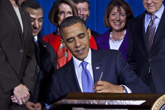 Barack Obama signe la fin du "Don't ask don't tell" au ministère de l'Intérieur, à Washington, le 22 décembre 2010