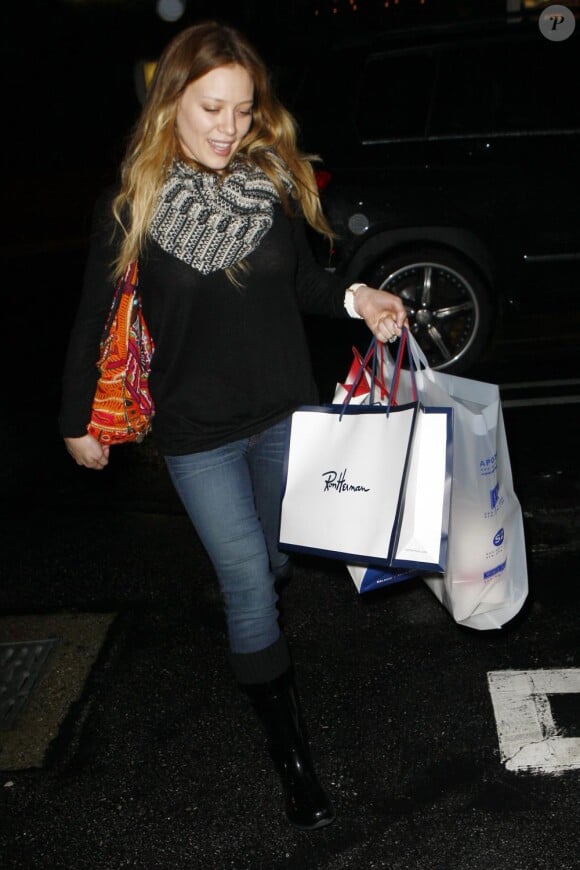 Hilary Duff fait son shopping de Noël le 22 décembre 2010
