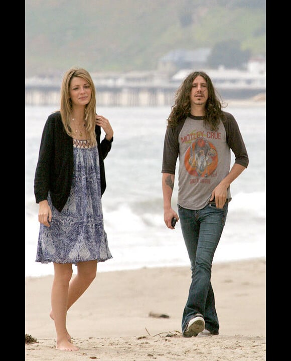 Cisco Adler et Mischa Barton en avril 2006 sur la plage de Malibu