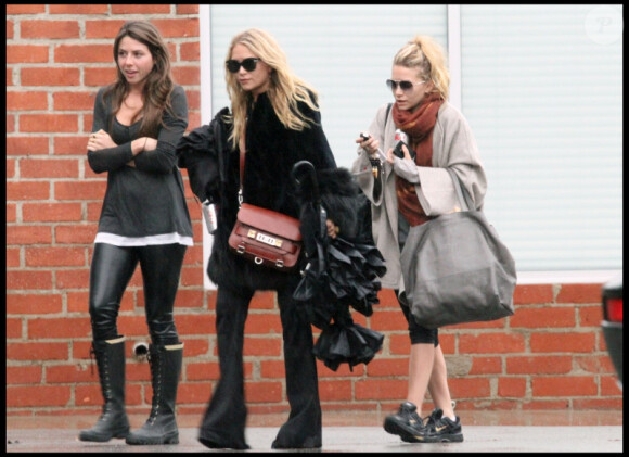 Mary-Kate et Ashley Olsen  sortent d'un studio d'enregistrement à Culver City, Los Angeles, le 21 décembre 2010.
 