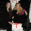 Jerry Hall et sa fille Lizzy donnent le coup d'envoi des soldes du magasin Harrods, à Londres. 27/12/2010