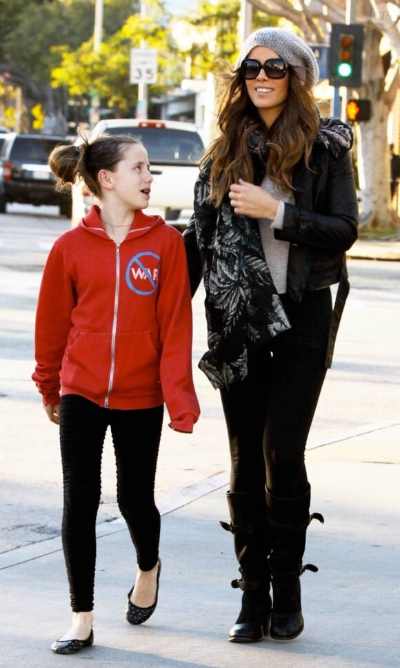 Kate Beckinsale se promenade aux côtés de son mari Len Wiseman et de sa fille Lily sur Robertson Boulevard le 27 décembre 2010 à Los Angeles
