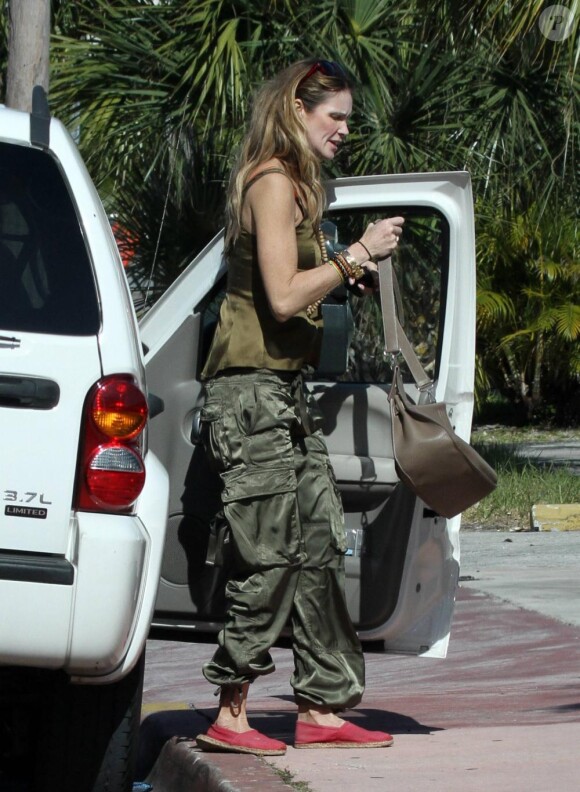 Elle Macpherson s'offre un week-end ensoleillé à Miami, le 11 décembre 2010.