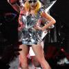 Lady Gaga, reine du biz'art en perpétuelle quête d'extravagance costumière... En 2010, son éventail de costume s'est encore étoffé.