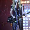 Kesha en concert en 2010 : à part quelques accessoires et du maquillage, pas de folies costumières. Avec elle, c'est la fureur rock lâchée dans le cirque dance-pop qui lui sert de seconde peau.