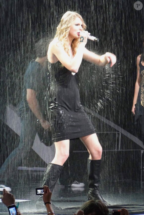 Taylor Swift, en concert en 2010 : une diva glacée aux looks sages, mais... qui aime se déguiser !
