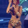 Rihanna sur scène en 2010 : des looks urbains, souvent "agressifs" mais peu encombrés de fioritures, efficaces. La chevelure de la Barbadienne est son principal accessoire.