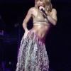 Shakira sur scène en 2010 : tout est bon pour mettre en valeur les courbes et le déhanché de la bomba latina. Hips don't lie !