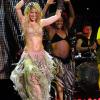 Shakira sur scène en 2010 : tout est bon pour mettre en valeur les courbes et le déhanché de la bomba latina. Hips don't lie !