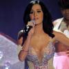 Katy Perry sur scène en 2010 : des robes étriquées, des couleurs flashy, tout un univers bubble-gum explosif garanti sans édulcorants !