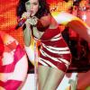 Katy Perry sur scène en 2010 : des robes étriquées, des couleurs flashy, tout un univers bubble-gum explosif garanti sans édulcorants !