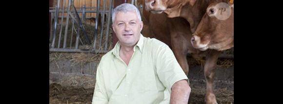 Raymond : A 50 ans, il est éleveur de vaches pour la sélection dans l'Ariège (Midi-Pyrénées) dans la sixième saison de L'amour est dans le pré