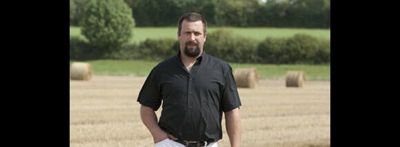 Sylvain : A 33 ans, il est éleveur de vaches et céréalier dans l'Orne (Basse-Normandie) dans la sixième saison de L'amour est dans le pré