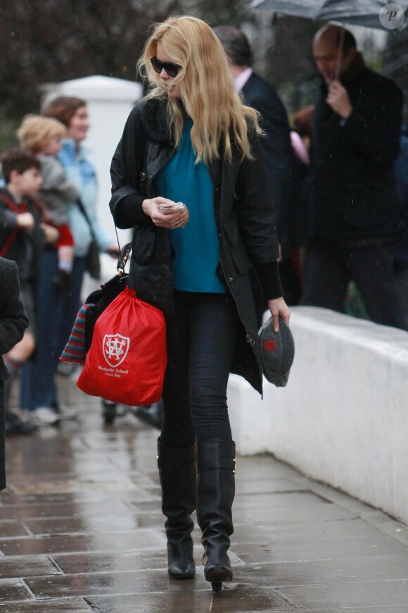 Claudia Schiffer et son fils à la sortie de l'école, le 6 janvier 2011.