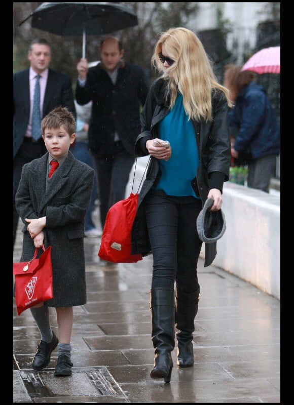 Claudia Schiffer et son fils Casper à la sortie de l'école, le 6 janvier 2010.