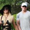 Paris Hilton s'offre un séjour à Hawaï pour les fêtes de fin d'année 2010, en compagnie de son petit ami Cy Waits, de sa soeur Nicky Hilton et de son petit ami David Katzenberg.