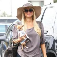 Paris Hilton : Talons hauts et lunettes de soleil pour sa "messe" quotidienne...