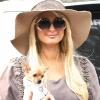 Paris Hilton s'offre une séance de shopping à Los Angeles avec sa maman Kathy et l'un de ses chihuahuas.