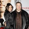 Kevin James et sa femme Steffiana de la Cruz posent lors de la première de Seven Pounds à Los Angeles en décembre 2008