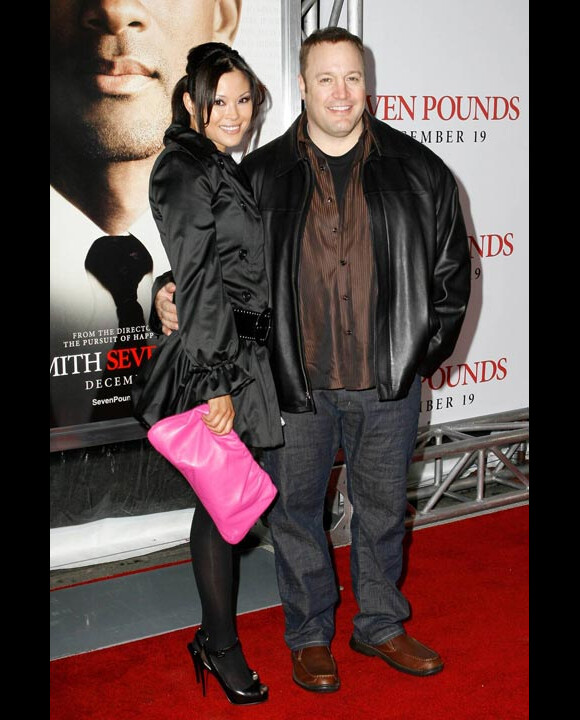 Kevin James et sa femme Steffiana de la Cruz posent lors de la première de Seven Pounds à Los Angeles en décembre 2008