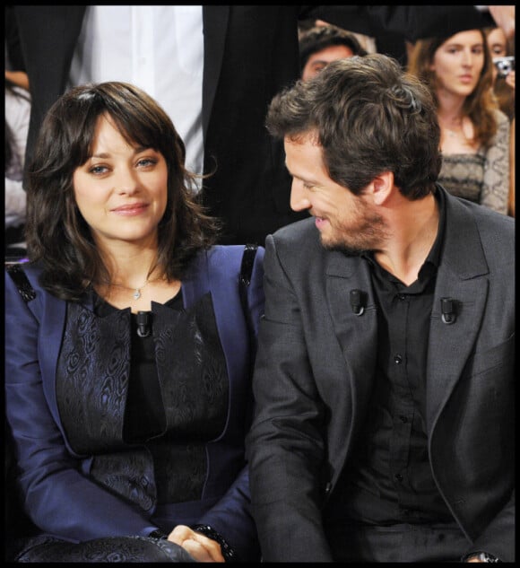 Marion Cotillard et Guillaume Canet lors de l'émission Vivement Dimanche en octobre 2010 