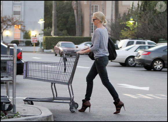 Charlize Theron fait ses courses à Los Angeles, le 10 janvier 2011.