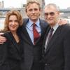 Daniel Craig entourés de ses producteurs, Barbara Broccolli et Michael G.Wilso, pas mécontents du nouveau James Bond.