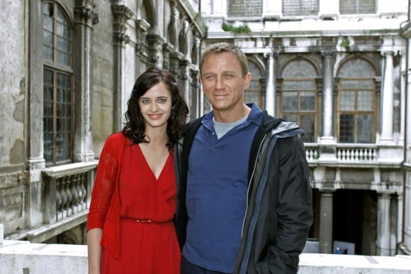 Eva Green et Daniel Craig posent pour la promotion de Casino Royal, sorti le 22 novembre 2008.