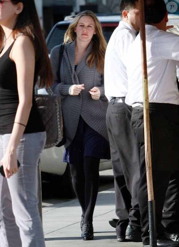 Alicia Silverstone discute avec des amis après un déjeuner à Beverly Hills le 13 janvier 2011