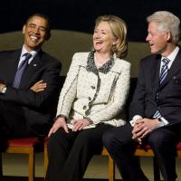 Barack Obama, Bill et Hillary Clinton : fou rire lors d'un hommage funèbre !