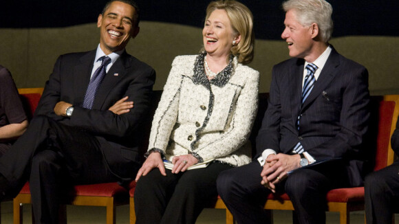 Barack Obama, Bill et Hillary Clinton : fou rire lors d'un hommage funèbre !