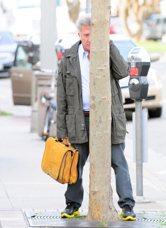 Dustin Hoffman joue à cache-cache avec les photographes dans les rues de Los Angeles, le 11 janvier 2011