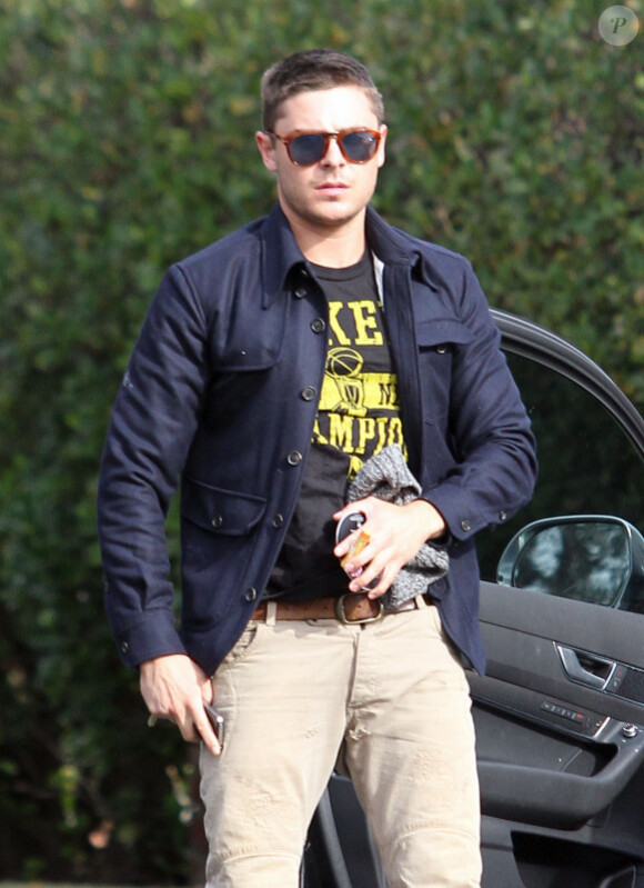 Zac Efron se balade en voiture à Los Angeles, mardi 11 janvier.